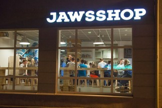 Крафт и кикер: в Екатеринбурге открылся бар-магазин Jawsshop
