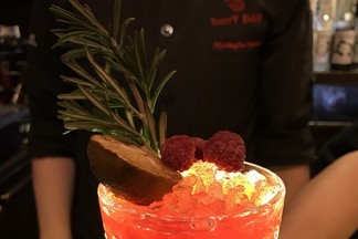 Рецепт коктейля от «Berry Bar»: Малиново-финиковая кайпиринья
