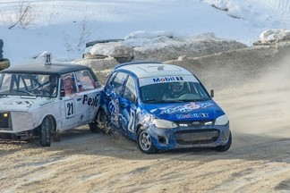 Заносило на виражах: В выходные в Березовском прошли гонки на льду