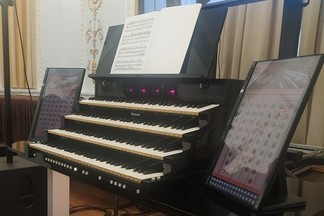 В Свердловской филармонии представили инструмент, в котором объединились 24 органа со всего мира