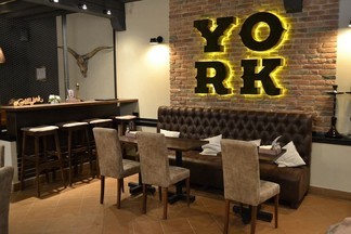 Столик у камина, живой блюз, стейк «Йорк» и другие атрибуты старой Америки в «York Grill House»