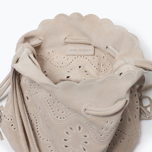 Сумка ZARA Кожаная мини сумка-мешок с ажурным узором - фото 3