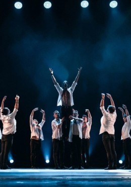 Шоу под дождем «И где..., счастье?»