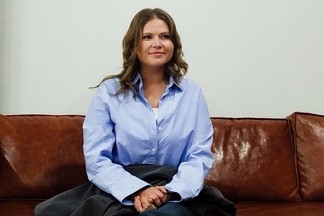 Вячеслав Чепурченко и Юлия Топольницкая прилетели в Екатеринбург на съемки романтической комедии