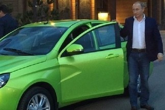 «Коробка переключается легко»: Владимир Путин протестировал Lada Vesta