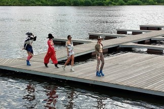 На городском пруду в Екатеринбурге устроили модный показ