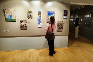 В Музее наива стартует выставка московского художника, который создаёт картины на вековых досках