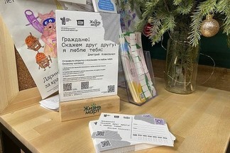 Команда фестиваля «ЧО» выпустила фирменные открытки для признания любви близким