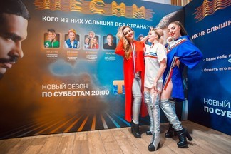 Клава Кокка и Кристина Кошелева поддержала уральских музыкантов, которые заточили себя в кубе