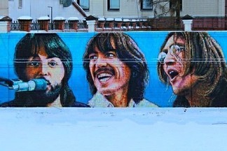 В центре города появился огромный портрет The Beatles