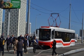 Мэр и губернатор стали первыми пассажирами трамвая в Академический