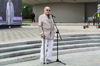 Никита Михалков приехал в Екатеринбург на открытие памятника Алексею Балабанову