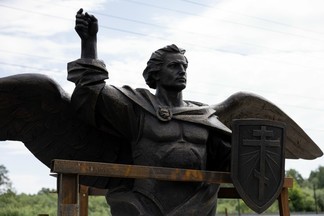 В Екатеринбург привезли центральную фигуру одной из крупнейших скульптур в России