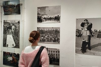 «Пост-Свердловск»: в «Доме Метенкова» открылась фотовыставка о жизни Екатеринбурга в начале 90-х