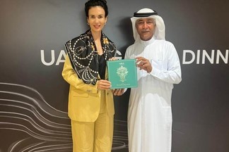 Уральский дизайнер подарила премиальный платок арабскому послу