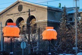 В сквере у Оперного театра вновь установили оранжевые абажуры