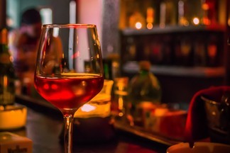 Для сильных, независимых и не только. 5 винных баров, где можно провести 14 февраля даже в одиночестве