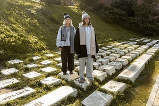 «Памятник клавиатуре» перенесли на шапки и шарфы