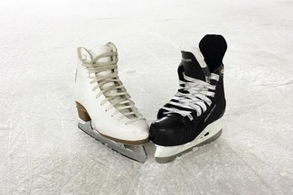 Выступление фигуристов и световое шоу: в центре Екатеринбурга открывается каток