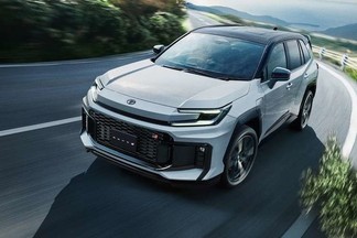 В Японии представили новую версию Toyota RAV4