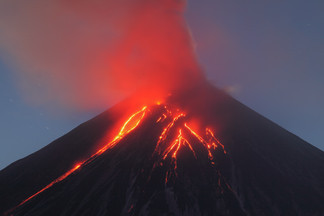 В объектив фотографа из Екатеринбурга попало извержение вулкана