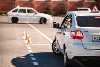 На одного автолюбителя станет больше: Радио Рекорд подарит сертификат в автошколу.