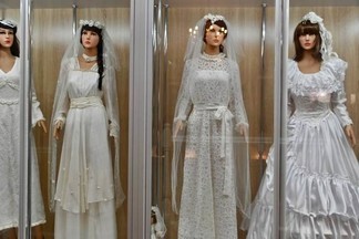 В столице Урала открылась выставка, где представлены артефакты бракосочетаний XIX и ХХ веков