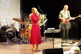 Актриса, покорившая космос, выступила в Ельцин Центре с концертом-перфомансом