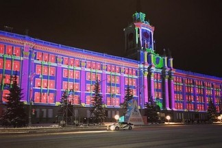 В выходные горожанам показали часть новогоднего светового шоу на здании Администрации