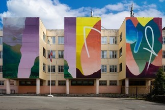 Художник из Франции украсил здание гимназии в Екатеринбурге
