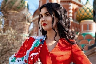 Уральский дизайнер подарила российскому президенту уникальный платок