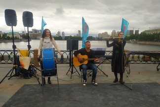 На акватории городского пруда состоялся мини-концерт от Свердловской филармонии