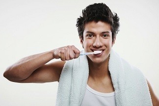 Чем кроме щетки чистить зубы: рекомендации стоматолога