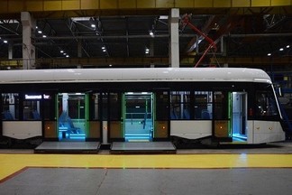 Екатеринбуржцам представили модернизированный трамвай