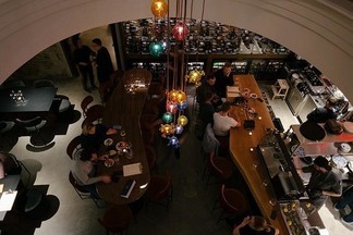 В культурном центре миллиардера  открылся концептуальный винный бар