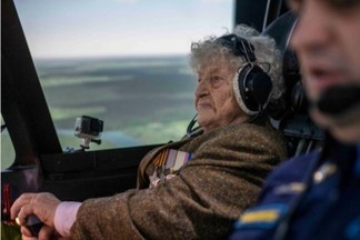 99-летняя ветеран войны пролетела на Су-34 и попала в Книгу рекордов России