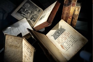 На выставке в Екатеринбурге представили 275-летнюю Библию