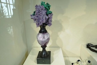 Музей ИЗО получил в дар на 90-летие произведение камнерезного искусства