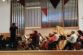 В Свердловской филармонии выступил один из старейших симфонических оркестров России