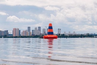 На Верх-Исетском пруду появился арт-объект с двухэтажный дом
