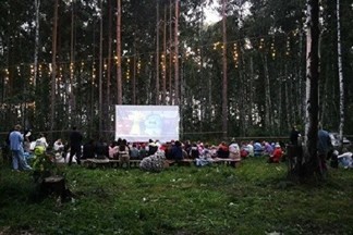 В Академическом районе появился лесной кинотеатр