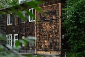 Художник из Швейцарии украсил стену старого дома в Екатеринбурге