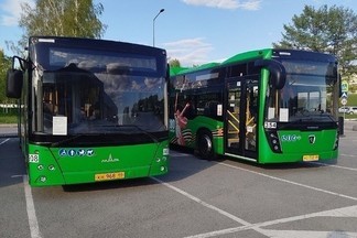В Екатеринбург привезли новые автобусы-гармошки