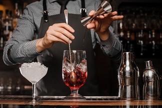 Выбор королей барной стойки: В честь дня бармена  виновники торжества порекомендовали любимые коктейли