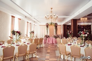 Европейский дух, роскошный зал, строгость, лаконичность и элегантность: проводим свадьбу в банкетном комплексе "Мюнхен"