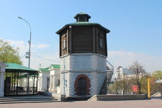 Водонапорная Башня в центре уральского мегаполиса «прихорошилась» к летнему сезону