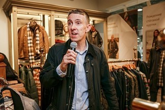 На открытие бутика британский консул пришел в любимой куртке Barbour