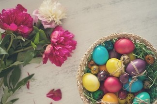 Синими, желтыми, красными: как красиво и экологично  покрасить яйца на Пасху
