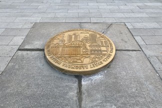На Плотинке установили временный люк для Капсулы времени
