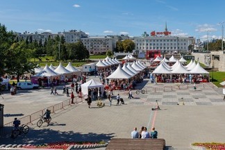 Известные телеведущие приедут в Екатеринбург на фестиваль «Красная строка»